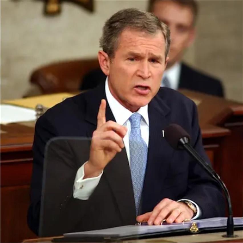 George W. Bush describe a Irak, Irán y Corea del Norte como "eje del mal"