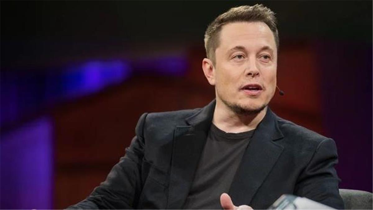 Elon Musk aprieta los ataques contra el gobierno británico, dice que Carlos debería disolver el parlamento