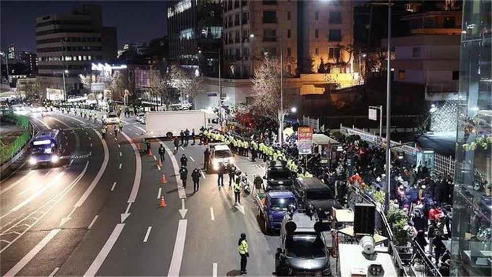 SEOUL, 3 ene (Xinhua) -- Un vehículo que se creía que se dirigía a la oficina presidencial para el arresto del presidente de Corea del Sur, Yoon Suk-yeol, destituido, llegó a una calle frente a la oficina presidencial aquí, temprano este martes por la mañana.