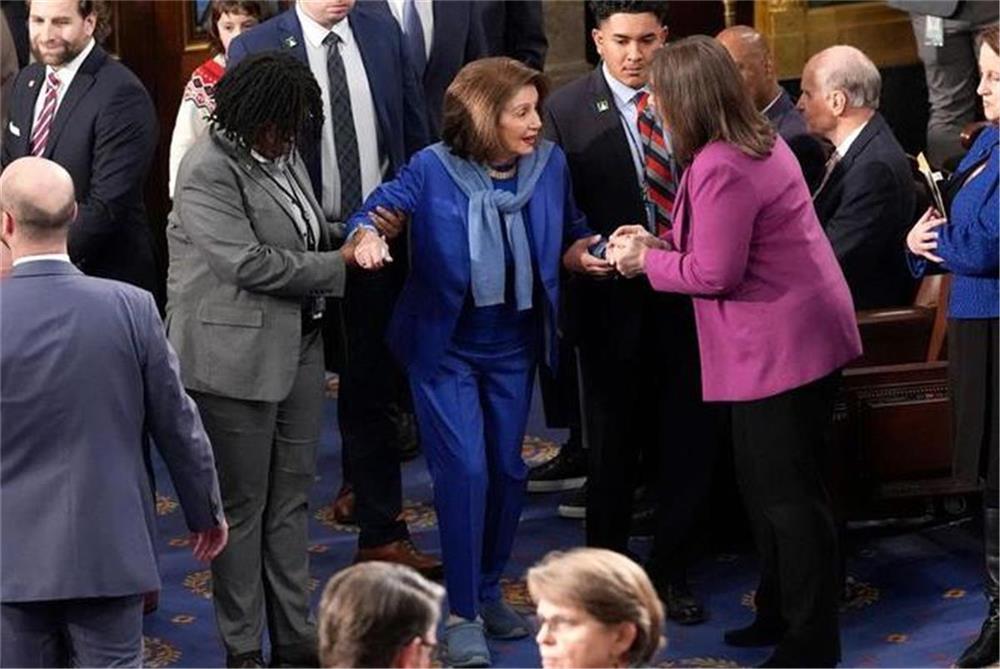 Tras la operación Pelosi regresa por primera vez a la Cámara de Representantes, renunciando a sus icónicas altas taconeras