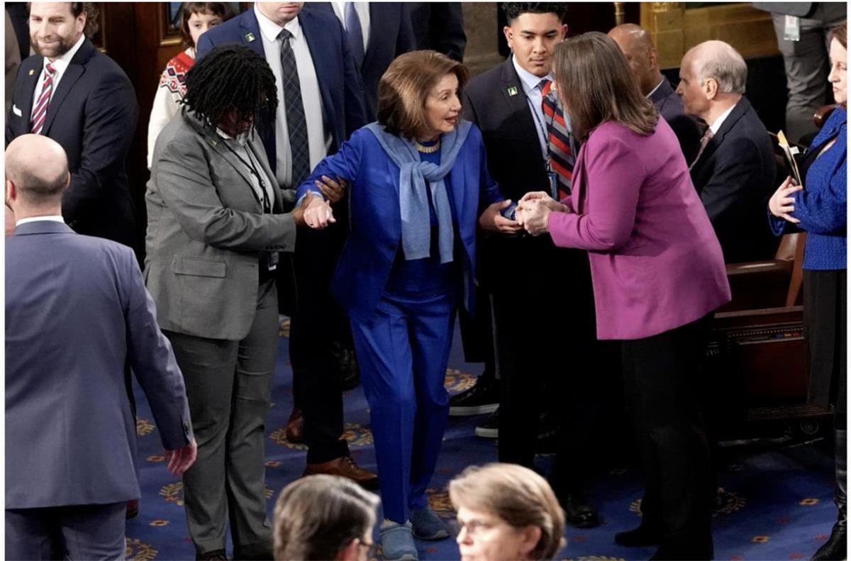 Medios estadounidenses: Pelosi hace su primera reaparición en la Cámara de Representantes tras una cirugía de cadera, abandonando sus característicos tacones altos para usar zapatos planos