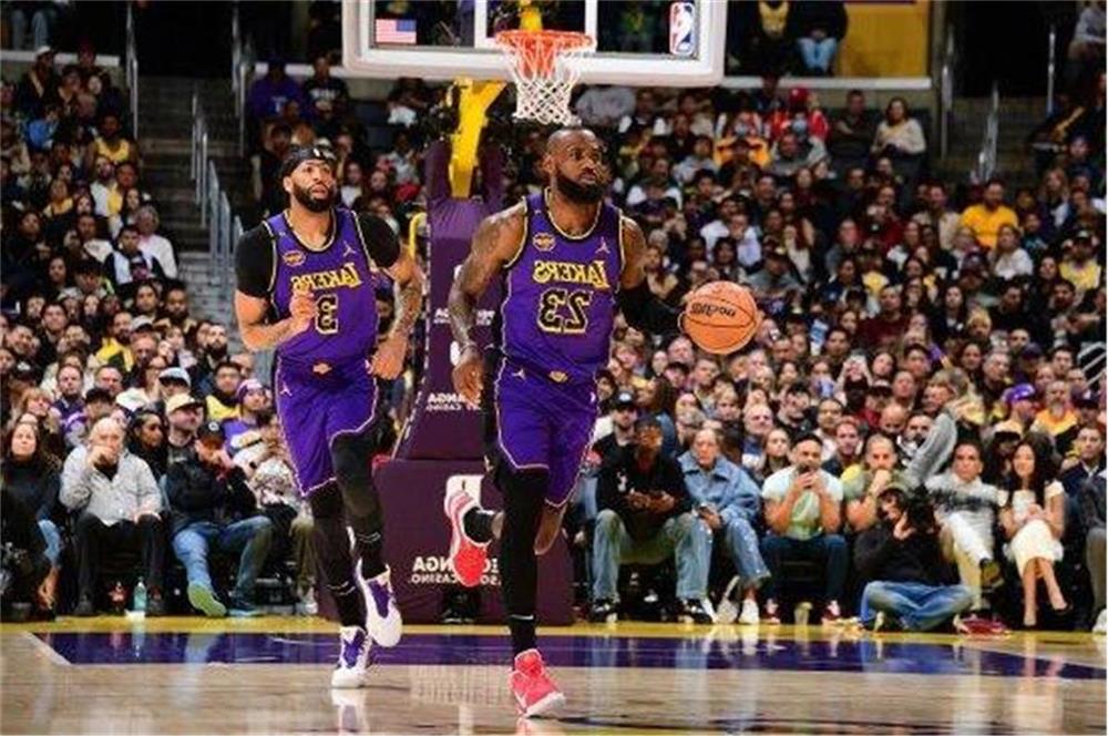 ¡James anotó 30 puntos seguidos a los 40 años! James alcanzó un hito con 30 puntos y 8 rebotes, Davis tuvo 18 puntos y 19 rebotes, Young tuvo 33 puntos y 9 rebotes, Lakers derrotan fácilmente a Hawks