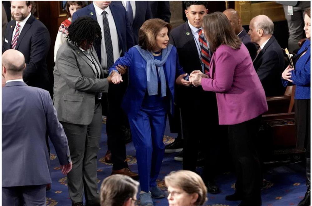 Medios estadounidenses: Pelosi hace su primera reaparición en la Cámara de Representantes tras una cirugía de cadera, abandonando sus característicos tacones altos para usar zapatos planos